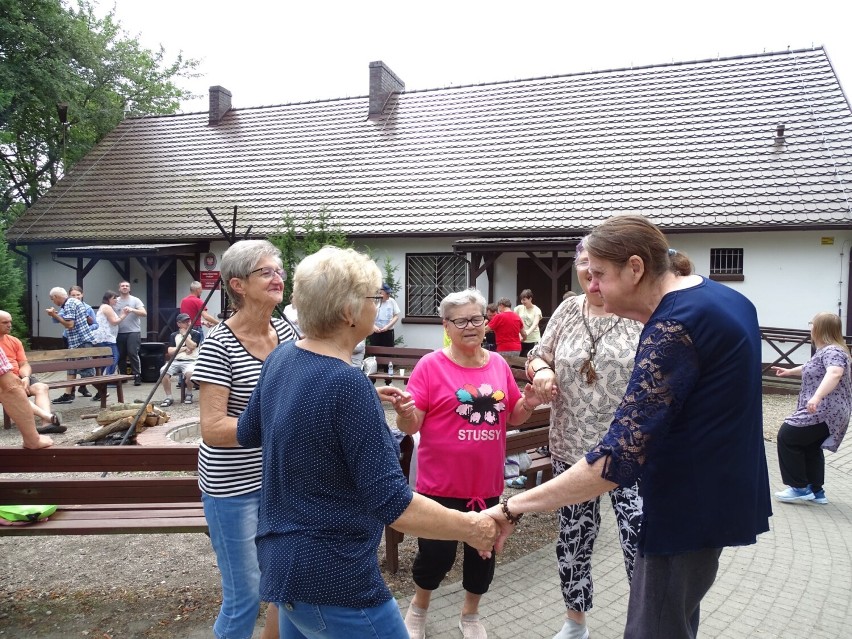 Pniewy. Międzypokoleniowa integracja w Dąbrowce. Bawili się na łonie przyrody!