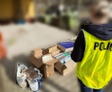 Nielegalne papierosy, tytoń i alkohol w Tomaszowie. Policja zatrzymała 69-latka