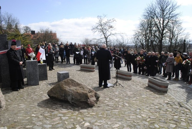 Sandomierzanie zgromadzili się wokół pomnika poświęconego ofiarom II wojny światowej.