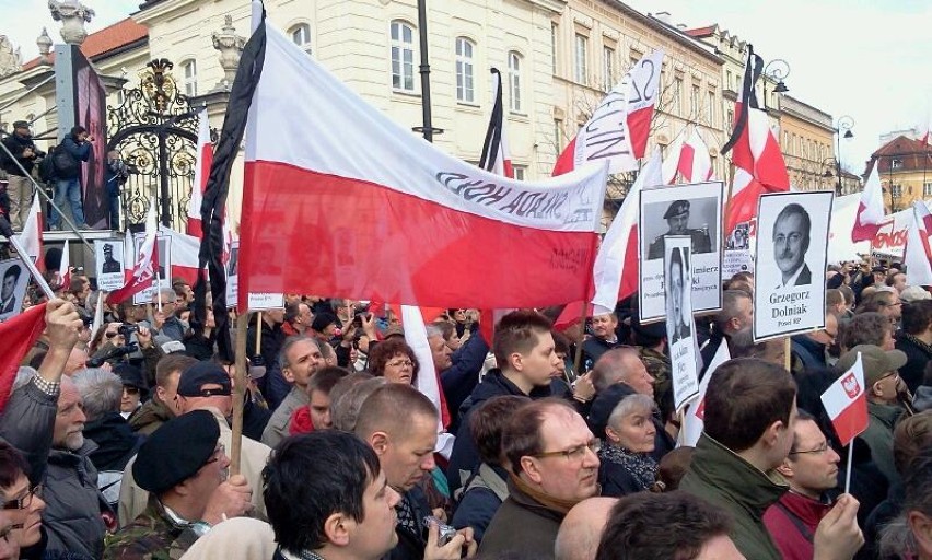 Od rana, dokładnie rok po katastrofie prezydenckiego...