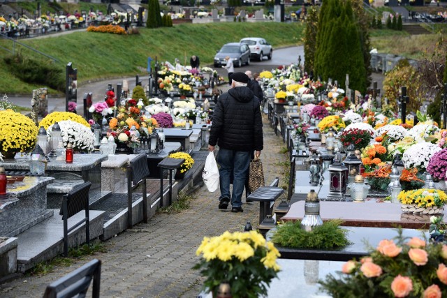 Wygląda na to, że większość mieszkańców zdążyła odwiedzić groby, niż premier zdecydował o zamknięciu cmentarzy na 3 dni. Dziś w Jaśle tłumów nie było.