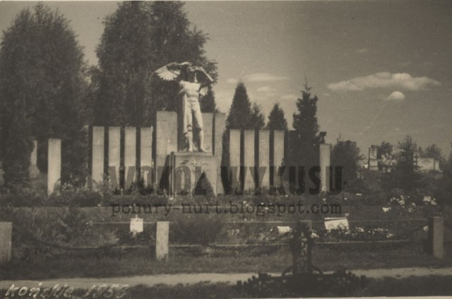 Na archiwalnych zdjęciach sprzed 1995 roku widać, że przed Pomnikiem Partyzantom znajdowały się groby, które teraz przykrywa parkowy chodnik.