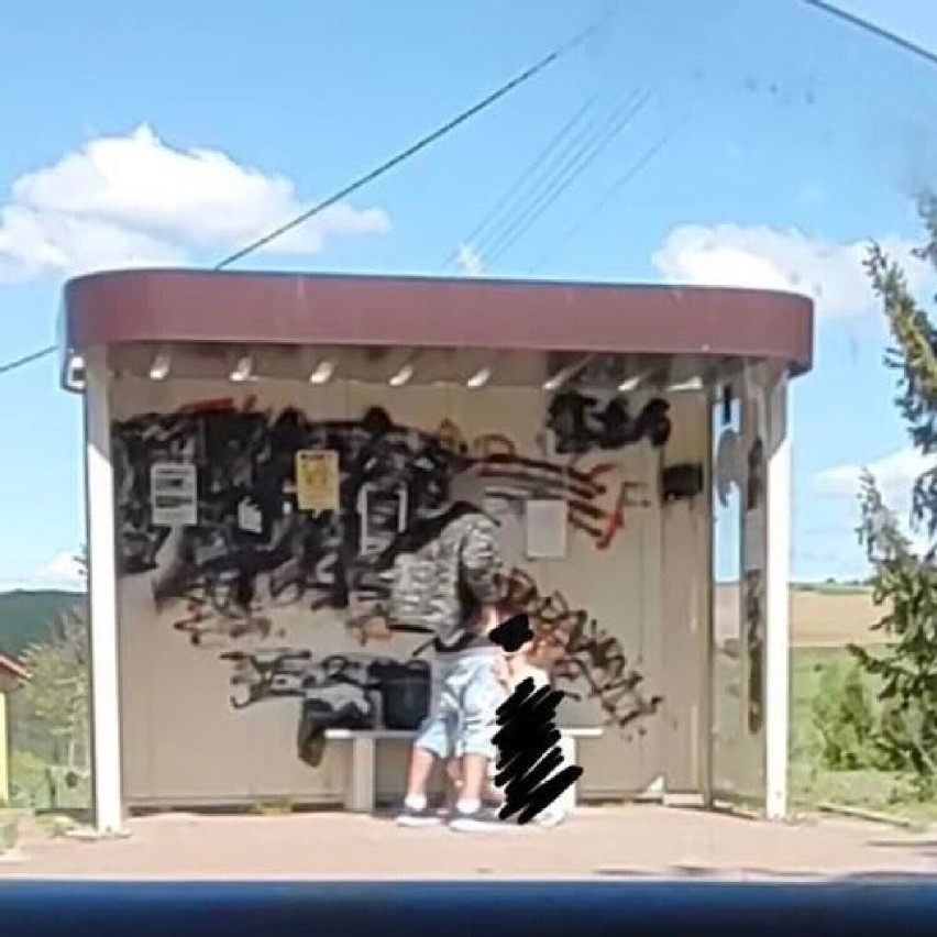 Seks na przystanku autobusowym w Szumlesiu Szlacheckim