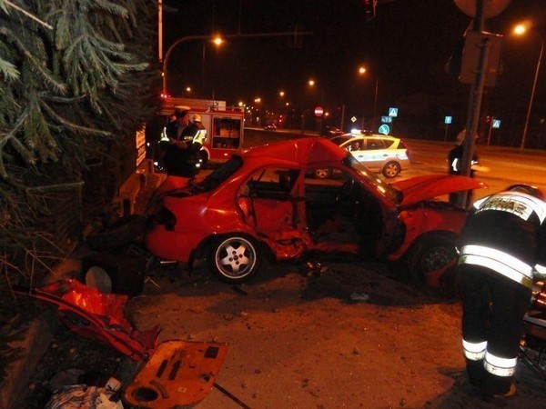 Wypadek w Nowym Sączu na ul. B. Prażmowskiego: ranny pasażer uwięziony w aucie [ZDJĘCIA]