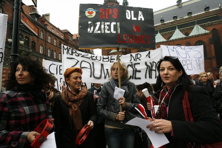 Protest pracowników MOPS-u (ZDJĘCIA)