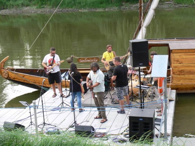 O godzinie 18.30 na scenie na wodzie przy Bulwarze rozpocznie się koncert muzyki opowieści flisackich i żeglarskich w wykonaniu gospodarzy oraz zaproszonych gości.