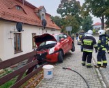 Osobówką wjechała w płot. Zdarzenie drogowe w Goszczu