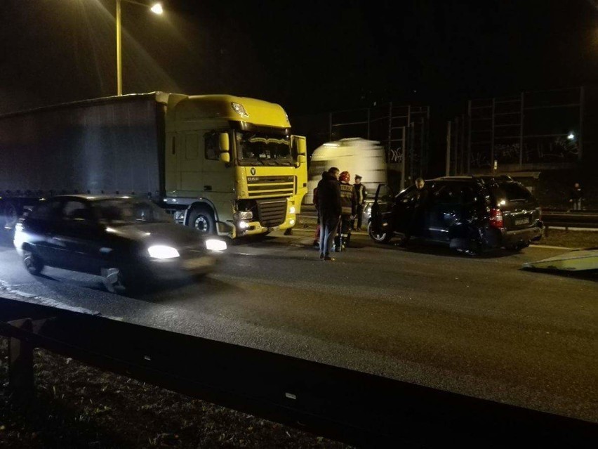 Wypadek na DK 1 w Częstochowie. Dwie osoby ranne. Poważne utrudnienia w kierunku Łodzi 