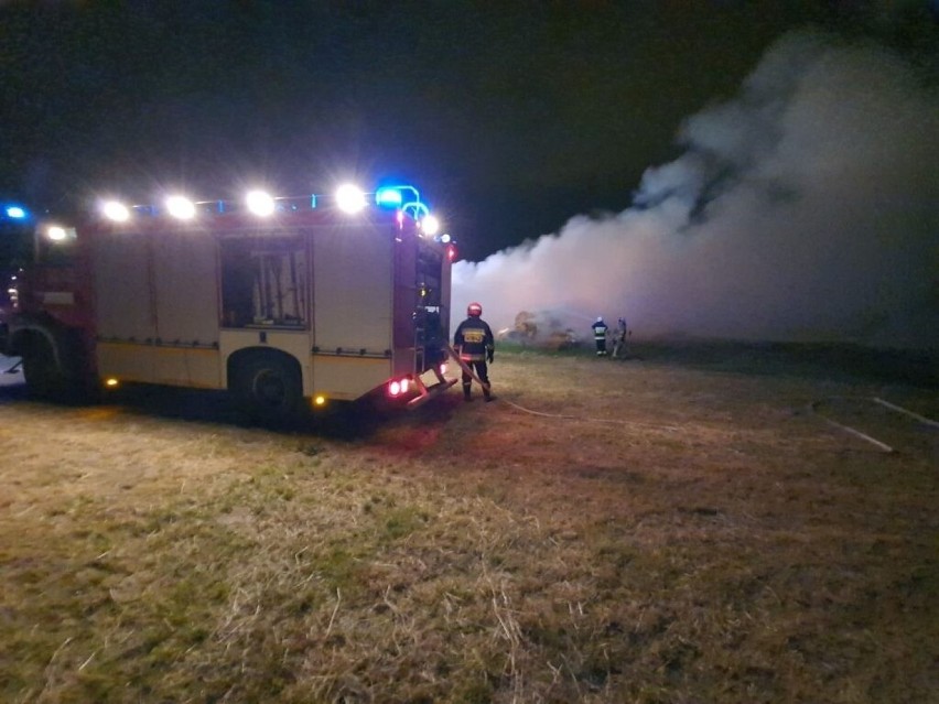 Wielki pożar słomy na terenie stadniny w Lublinie. Strażacy walczyli z ogniem przez pięć godzin