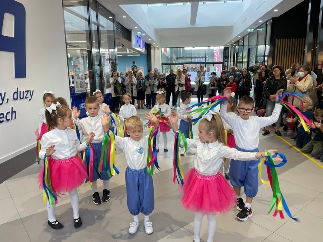 Przedszkolaki i uczniowie z jędrzejowskich placówek wystąpili w galerii "Sekunda". Były tańce i piosenki.