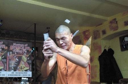 Mnich z klasztoru Shaolin rozbił sobie na głowie metalowy pręt.