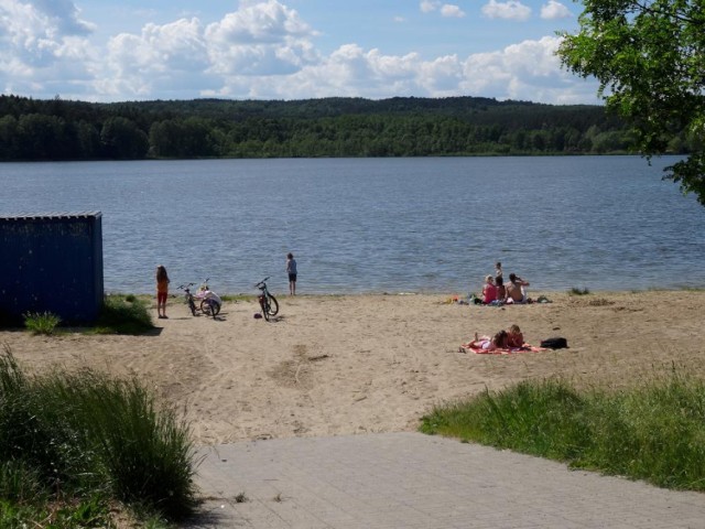 Upały w Chodzieży: Nad Karczewnikiem pojawili się pierwsi plażowicze