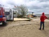 Wypadek kitesurfera na polu kempingowym w Chałupach. Silny wiatr rzucił mężczyzną o brzeg. Poszkodowanego zabrał śmigłowiec | FOTO