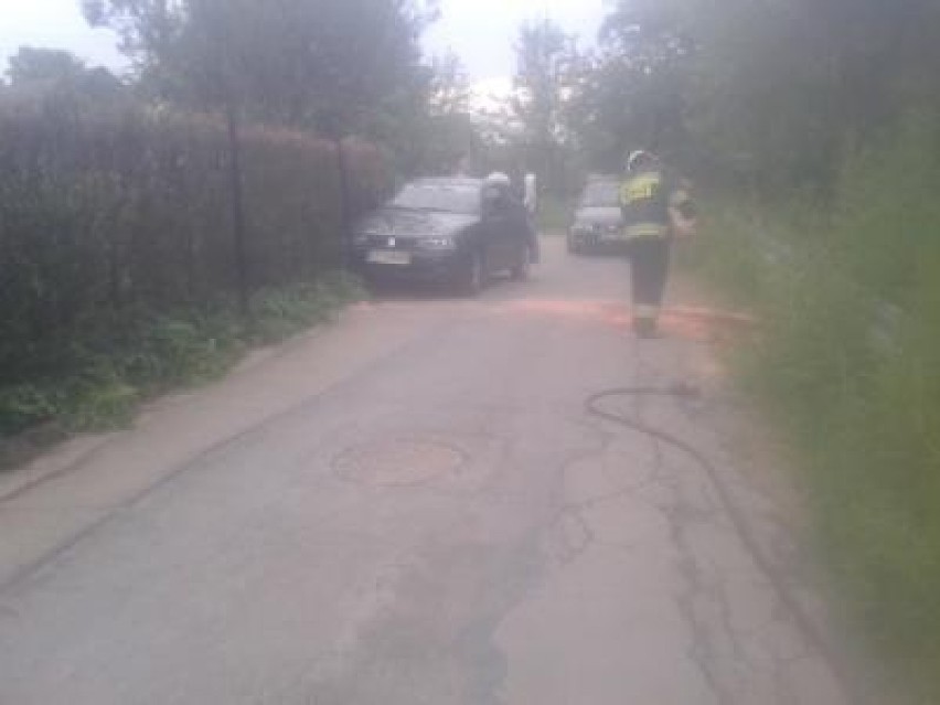 Wypadek w Łodygowicach. 1 osoba ranna po dachowaniu samochodu