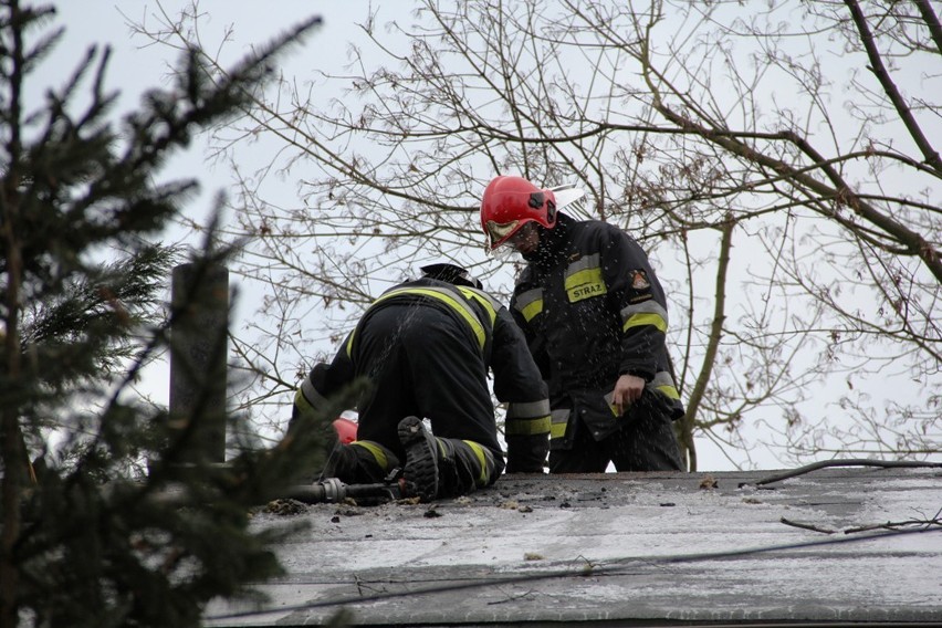 Strażacy gasili pożar poddasza w Gorzycku Starym