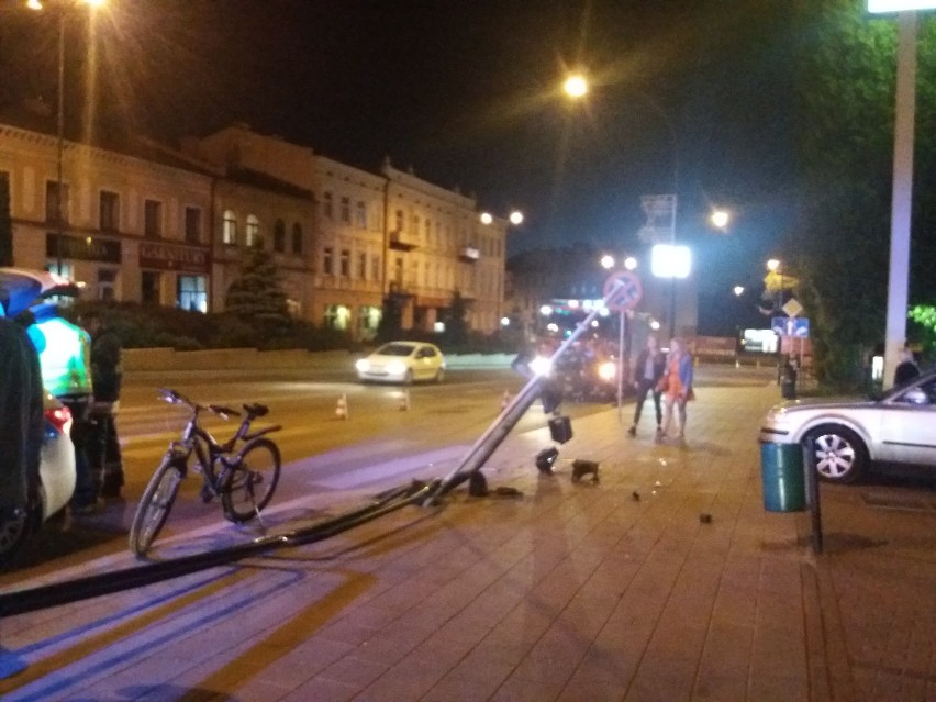 Wypadek w centrum Tomaszowa. Rozpędzonym audi staranował  barierki i uciekł. Dwie nastolatki poszkodowane [ZDJĘCIA,FILM]