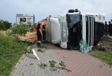 Ciężarówka z paletami przewróciła się na bok na ulicy Poznańskiej w Kaliszu [FOTO]