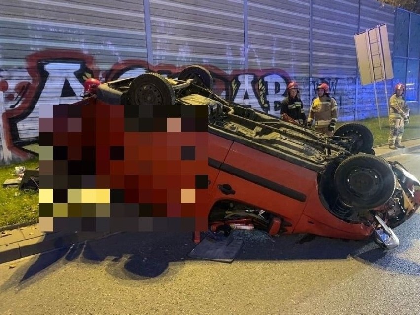 Wypadek na Włókniarzy w Łodzi! Dachowanie na zjeździe z estakady. Kierowca był pijany! ZDJĘCIA