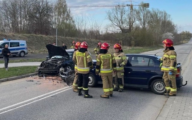 Do wypadku doszło około godziny 17.30. Dwie osoby trafiły do szpitala.