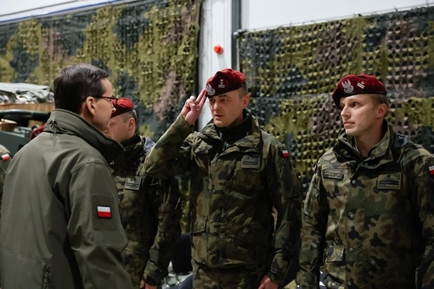 Premier Mateusz Morawiecki spotkał się z krakowskimi żołnierzami z 6. Brygady Powietrznodesantowej 