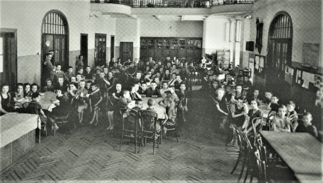 W latach 1912–1942 Korczak prowadził wspólnie ze Stefanią Wilczyńską Dom Sierot dla Dzieci Żydowskich w Warszawie. Na zdjęciu Dzieci w Domu Sierot (maj 1940)