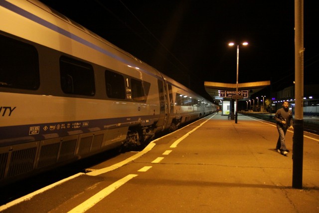 Pociąg Pendolino - na razie jeszcze prowadzony przez zwykłą lokomotywę w Gnieźnie zatrzymał się podczas przejazdu w nocy z 24 na 25 września.