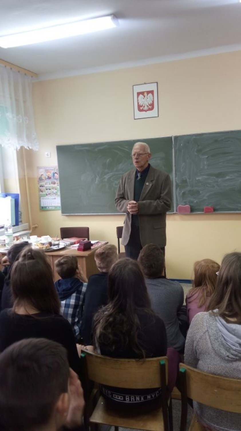 "Lekcja wolności", czyli spotkanie z patriotą w Szkole Podstawowej im. św. Jana Pawła II w Moskurni
