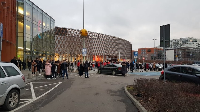 Katowice: Ewakuacja Silesia City Center. To był alarm bombowy! Wiadomości o ładunku wybuchowym dostały jeszcze CH Załęże i Francuska Office
