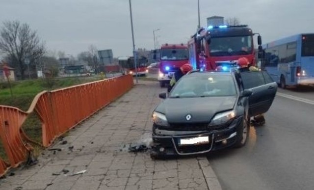 Do groźnego zdarzenia doszło w poniedziałek, 16 listopada po południu na Alei 3 Maja w Ostrowcu Świętokrzyskim. Samochód marki renault przebił barierki zabezpieczające na moście nad rzeką Kamienną.

Więcej informacji na kolejnych slajdach>>>