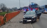 O włos od tragedii. Auto przebiło barierki na moście nad rzeką Kamienną w Ostrowcu [ZDJĘCIA]