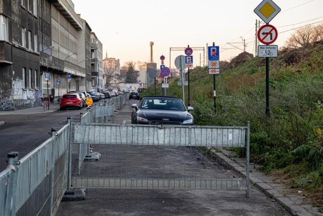 Przy ul. Halickiej rozpoczęły się prace prowadzone przez PKP PLK na nasypie kolejowym. W związku z tym wprowadzono ograniczenia w ruchu samochodowym.