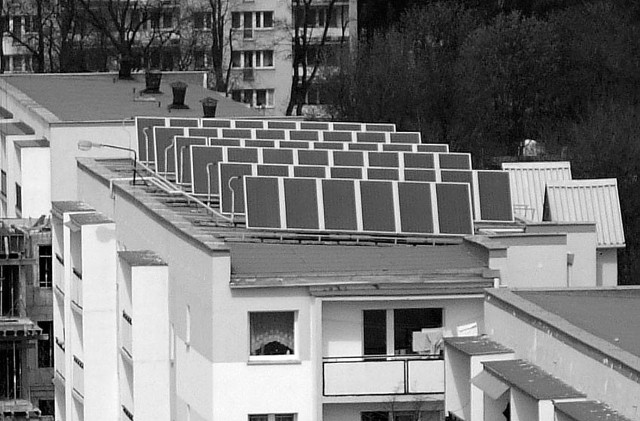 Kolektory słoneczne są już na dachach 69 bloków na Radogoszczu-Zachodzie.