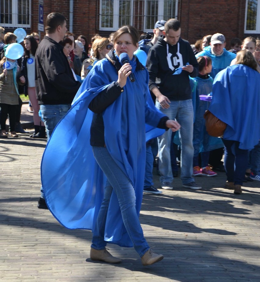 Niebieski Marsz w Malborku [ZDJĘCIA]. Solidarność z osobami autystycznymi zamanifestowana na ulicy