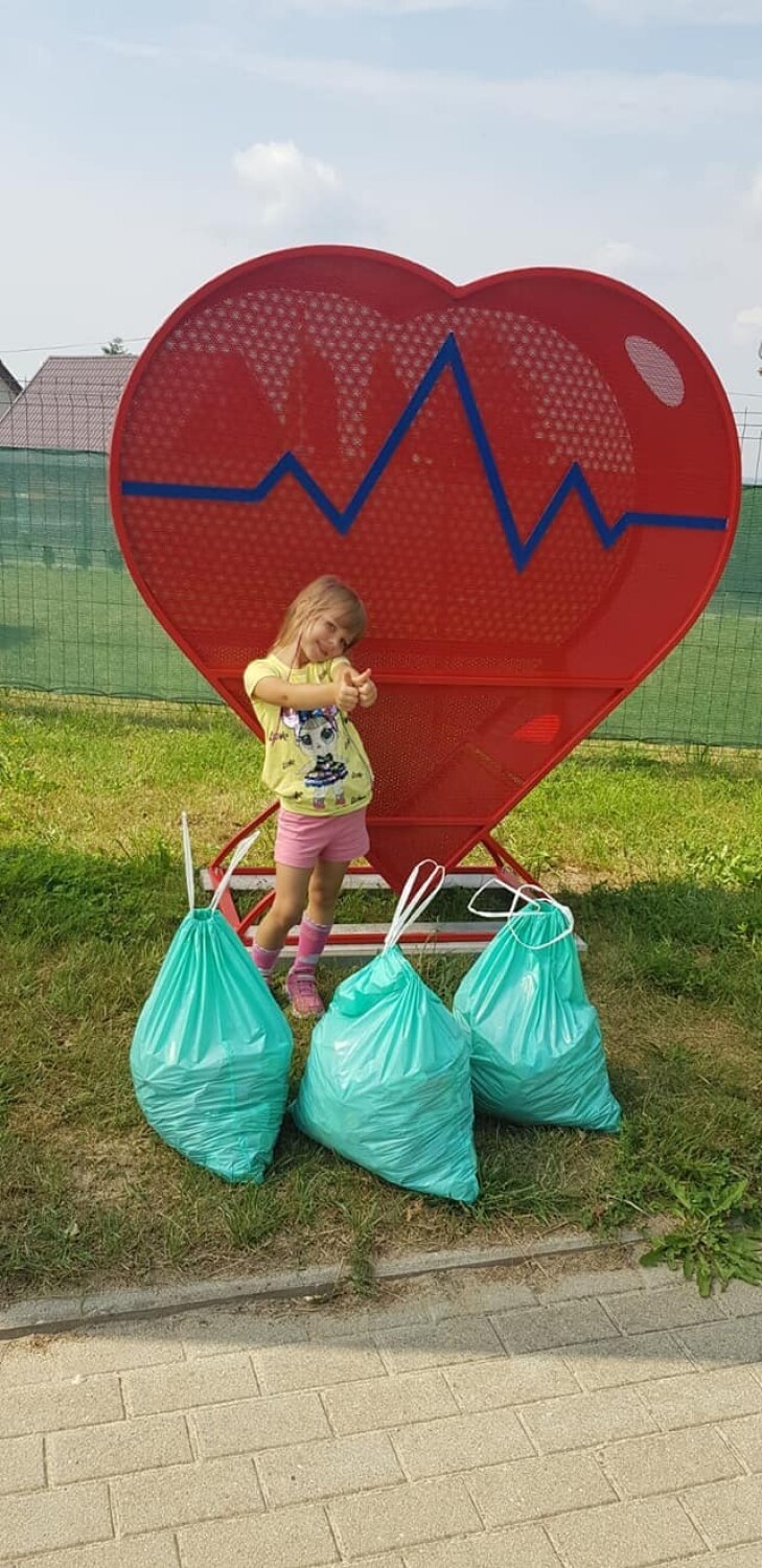 Sołectwo Tupadły. We wsi pod Jastrzębią Górą postawili czerwone serca. To do nich mają trafiać plastikowe nakrętki | ZDJĘCIA