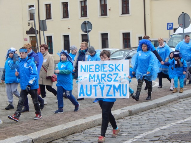 W całej Polsce odbywają się Niebieskie marsz dla autyzmu.

2. kwietnia obchodzony był Światowy Dzień Wiedzy o Autyzmie, ustanowiony przez ONZ. Dzień ten rozpoczął Światowy Miesiąc Wiedzy o Autyzmie, mający przybliżyć społeczeństwu problemy i potrzeby osób z autyzmem i ich rodzin.