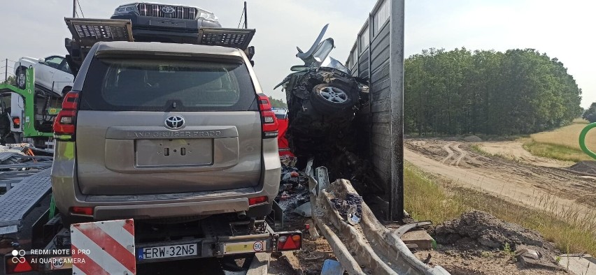 Śmiertelny wypadek na A1 w Adolfinowie pod Piotrkowem. Laweta zderzyła się z samochodami osobowymi, 30.06.2022 - ZDJĘCIA