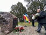 Pomnik pamięci rodziny Hellwigów odsłonięto na dawnym Cmentarzu Ewangelicko-Augsburskim w Bełchatowie FOTO, VIDEO