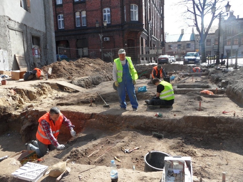 Gliwice: Przykościelny cmentarz na ul. Plebańskiej odnaleźli archeolodzy [WIDEO + ZDJĘCIA]