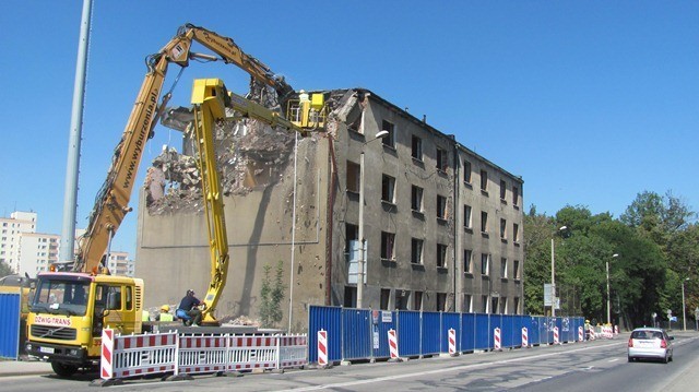 Zobacz, jak burzą budynek pod nowy stadion w Bielsku-Białej