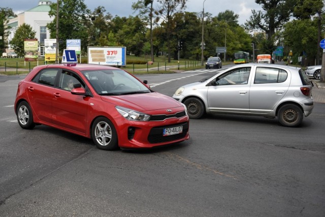 67 razy - tyle bezskutecznych prób w egzaminie praktycznym miał rekordzista w Poznaniu.

– Pierwsze pytanie, które od razu się narzuca, to jak lekarz mógł dopuścić takie osoby do przystąpienia do szkolenia, a później do egzaminu na prawo jazdy. Poza tym nie każda osoba nadaje się do kierowania pojazdami. Nie każdy ma do tego smykałkę. Są osoby odpowiedzialne, które od początku mówią, że nie czują samochodów i nie chcą robić prawa jazdy. Ale są też tacy, którzy chcą zdać za wszelką cenę – komentuje Paweł Guzik, zastępca dyrektora Wojewódzkiego Ośrodka Ruchu Drogowego w Poznaniu.

Przejdź dalej --->