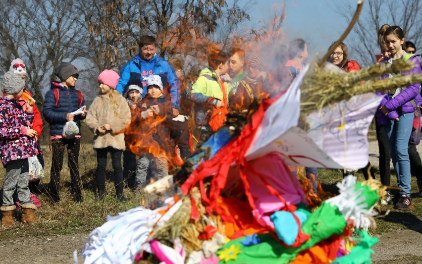 Topienie Marzanny w jeziorze Bugaj w Piotrkowie. Tak...