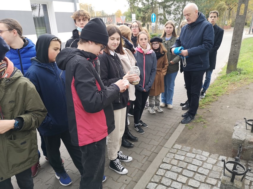 Szamotuły. Młodzież ze Skargi w akcji "Zapal znicz pamięci"