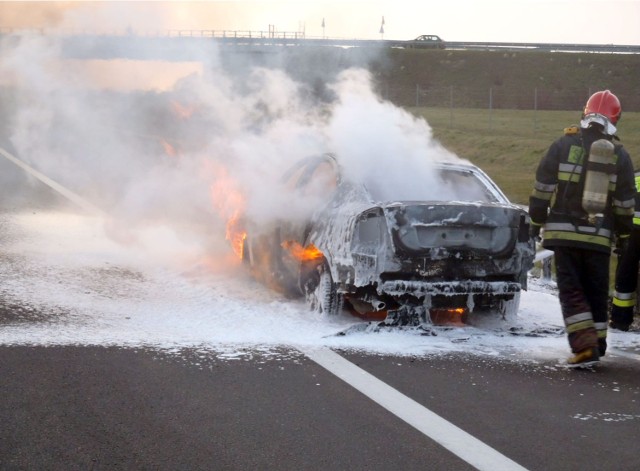 Pożar Skody na autostradzie. Samochód osobowy zapalił się na autostradzie A2. Przyczyną pożaru było prawdopodobnie zwarcie elektryczne. Na szczęście nikt nie ucierpiał w wypadku.

Zobacz więcej: Pożar Skody na autostradzie [ZDJĘCIA]