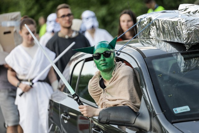 W czwartek, 18 maja rozpoczęły się poznańskie juwenalia. Wydarzenie zainaugurowało wspólne odtańczenie poloneza na stadionie AWF. Przy dźwiękach muzyki studenci w kolorowym pochodzie przeszli w stronę parku Jana Pawła II, gdzie usytuowane są sceny.

Kolejne zdjęcie --->