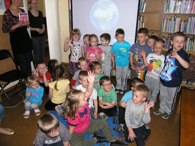 W bibliotece organizowane są zajęcia edukacyjne dla dzieci. We wtorek dzieci z czechowickiego przedszkola miały okazję dowiedzieć się wielu ciekawostek o kosmosie