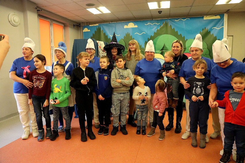 Legnica: Seniorzy ze Spółdzielczego Domu Kultury Kopernik zagrali bajkę Smerfy, zobaczcie zdjęcia