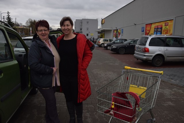 Zdena Zalesakova i Simona Perogova z Ondrejovic. Obie panie spotkaliśmy pod marketem w Głuchołazach.