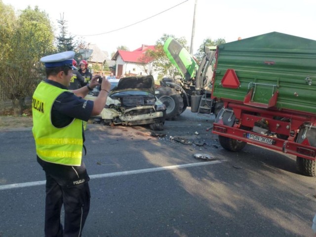 W poniedziałek po godzinie 14 doszło do wypadku drogowego na drodze wojewódzkiej nr 190 w miejscowości Obora. Ciągnik rolniczy zderzył się z samochodem osobowym.

ZOBACZ WIĘCEJ: Wypadek drogowy w Oborze [FOTO]