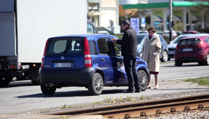 Wypadek na ul. Aleksandrowskiej w Łodzi. Zderzenie tramwaju i samochodu [ZDJĘCIA]