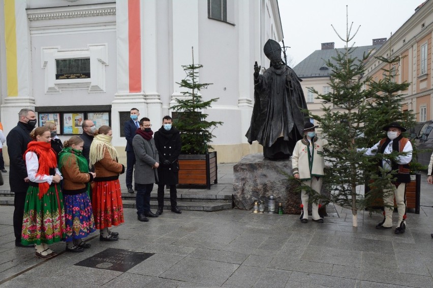 Wadowice. Górale z Zakopanego podarowali choinkę dla muzeum Jana Pawła II. To już tradycja